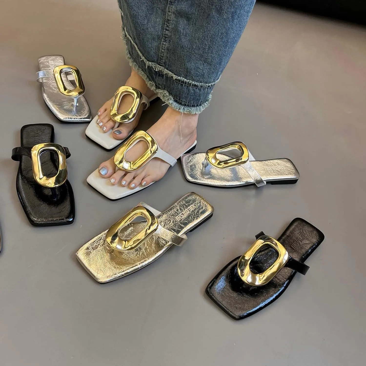 Flat Sandals for Women Dressy Comfortable Flip Flops Slides Trendy Glitter Metal Decoration Summer Beach Shoes Slippers